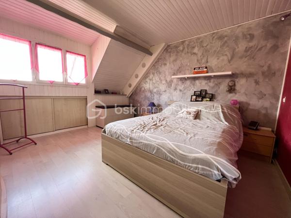 Maison familiale 7 pièces avec sous-sol total édifiée au sein d'une résidence fermée et sécurisée.
Elle offre un cadre de vie privilégié avec de nombreux équipements réservés aux résidents : terrain de tennis, terrain de pétanque et vastes espaces verts.
Dès l'entrée, vous découvrirez de beaux volumes avec un double séjour lumineux ouvrant directement sur la terrasse et le jardin, idéal pour profiter des beaux jours en famille ou entre amis.
Le rez-de-chaussée comprend également une cuisine indépendante.
Au premier étage, un palier dessert trois chambres, un dressing, une salle d'eau et un WC indépendant.
Le deuxième étage offre un espace nuit supplémentaire composé de deux chambres, d'un bureau ainsi que d'une salle d'eau avec WC, parfait pour une grande famille, le télétravail ou l'accueil d'amis.
La maison bénéficie également d'un sous-sol total comprenant un atelier et une pièce de loisirs, offrant de nombreuses possibilités d'aménagement selon vos besoins.
Côté stationnement, vous pourrez garer deux véhicules devant la maison en toute simplicité.
Double vitrage
Taxe foncière : 2300 euros