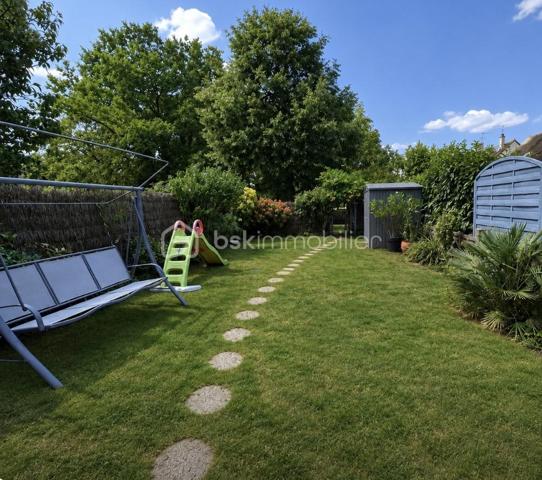 Maison familiale 7 pièces avec sous-sol total édifiée au sein d'une résidence fermée et sécurisée.
Elle offre un cadre de vie privilégié avec de nombreux équipements réservés aux résidents : terrain de tennis, terrain de pétanque et vastes espaces verts.
Dès l'entrée, vous découvrirez de beaux volumes avec un double séjour lumineux ouvrant directement sur la terrasse et le jardin, idéal pour profiter des beaux jours en famille ou entre amis.
Le rez-de-chaussée comprend également une cuisine indépendante.
Au premier étage, un palier dessert trois chambres, un dressing, une salle d'eau et un WC indépendant.
Le deuxième étage offre un espace nuit supplémentaire composé de deux chambres, d'un bureau ainsi que d'une salle d'eau avec WC, parfait pour une grande famille, le télétravail ou l'accueil d'amis.
La maison bénéficie également d'un sous-sol total comprenant un atelier et une pièce de loisirs, offrant de nombreuses possibilités d'aménagement selon vos besoins.
Côté stationnement, vous pourrez garer deux véhicules devant la maison en toute simplicité.
Double vitrage
Taxe foncière : 2300 euros