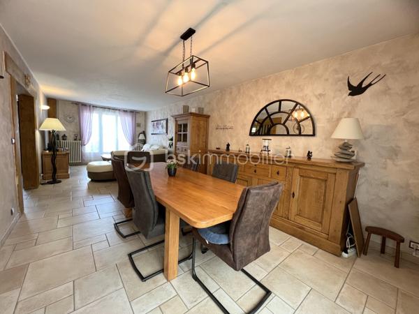 Maison familiale 7 pièces avec sous-sol total édifiée au sein d'une résidence fermée et sécurisée.
Elle offre un cadre de vie privilégié avec de nombreux équipements réservés aux résidents : terrain de tennis, terrain de pétanque et vastes espaces verts.
Dès l'entrée, vous découvrirez de beaux volumes avec un double séjour lumineux ouvrant directement sur la terrasse et le jardin, idéal pour profiter des beaux jours en famille ou entre amis.
Le rez-de-chaussée comprend également une cuisine indépendante.
Au premier étage, un palier dessert trois chambres, un dressing, une salle d'eau et un WC indépendant.
Le deuxième étage offre un espace nuit supplémentaire composé de deux chambres, d'un bureau ainsi que d'une salle d'eau avec WC, parfait pour une grande famille, le télétravail ou l'accueil d'amis.
La maison bénéficie également d'un sous-sol total comprenant un atelier et une pièce de loisirs, offrant de nombreuses possibilités d'aménagement selon vos besoins.
Côté stationnement, vous pourrez garer deux véhicules devant la maison en toute simplicité.
Double vitrage
Taxe foncière : 2300 euros