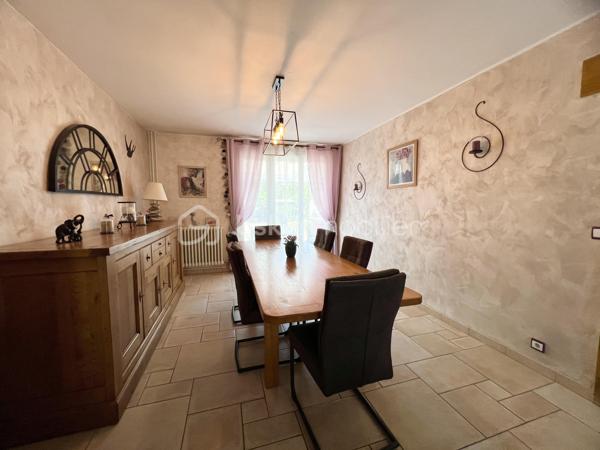 Maison familiale 7 pièces avec sous-sol total édifiée au sein d'une résidence fermée et sécurisée.
Elle offre un cadre de vie privilégié avec de nombreux équipements réservés aux résidents : terrain de tennis, terrain de pétanque et vastes espaces verts.
Dès l'entrée, vous découvrirez de beaux volumes avec un double séjour lumineux ouvrant directement sur la terrasse et le jardin, idéal pour profiter des beaux jours en famille ou entre amis.
Le rez-de-chaussée comprend également une cuisine indépendante.
Au premier étage, un palier dessert trois chambres, un dressing, une salle d'eau et un WC indépendant.
Le deuxième étage offre un espace nuit supplémentaire composé de deux chambres, d'un bureau ainsi que d'une salle d'eau avec WC, parfait pour une grande famille, le télétravail ou l'accueil d'amis.
La maison bénéficie également d'un sous-sol total comprenant un atelier et une pièce de loisirs, offrant de nombreuses possibilités d'aménagement selon vos besoins.
Côté stationnement, vous pourrez garer deux véhicules devant la maison en toute simplicité.
Double vitrage
Taxe foncière : 2300 euros