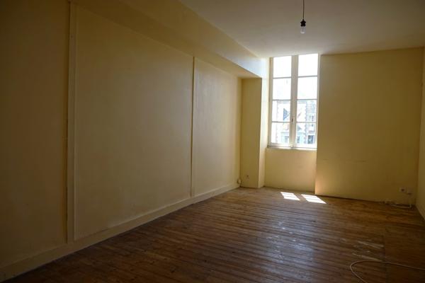 LOCAL COMMERCIAL 77 m2 avec logement 77 m2