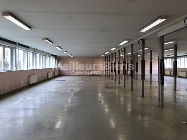 LOCAL de 940m2 sur un parking de 8000m2