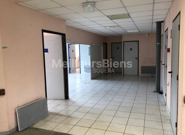 LOCAL de 940m2 sur un parking de 8000m2