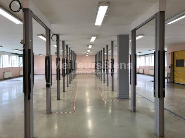 LOCAL de 940m2 sur un parking de 8000m2