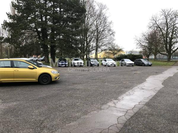 LOCAL de 940m2 sur un parking de 8000m2