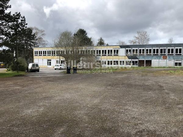 LOCAL de 940m2 sur un parking de 8000m2