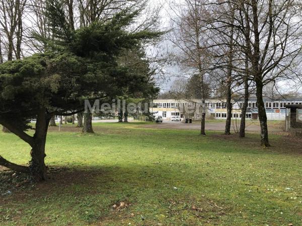 LOCAL de 940m2 sur un parking de 8000m2