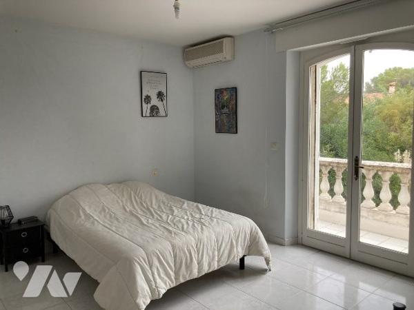 Villa dans parc arboré avec piscine