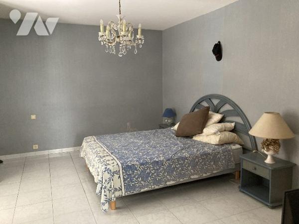 Villa dans parc arboré avec piscine