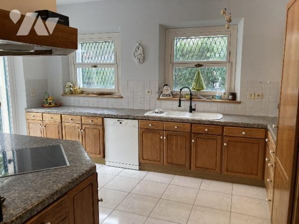 Villa dans parc arboré avec piscine