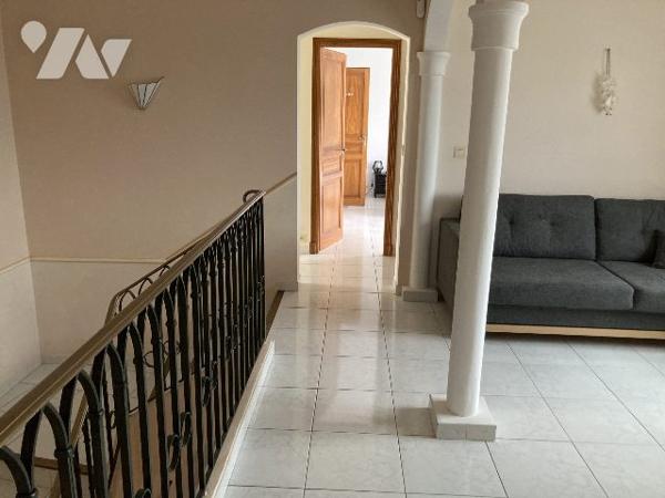 Villa dans parc arboré avec piscine