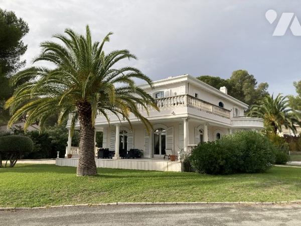 Villa dans parc arboré avec piscine
