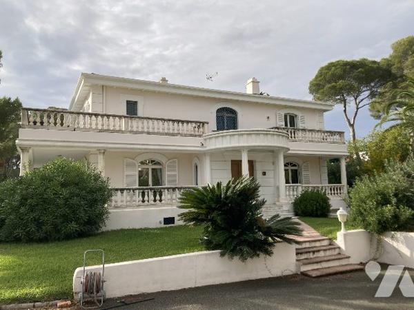 Villa dans parc arboré avec piscine