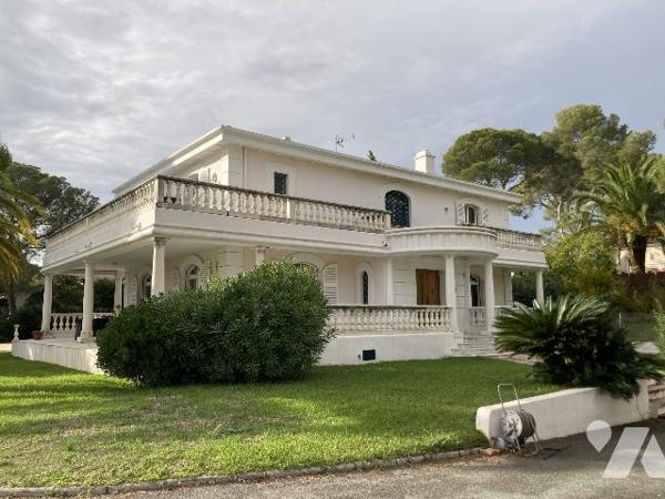Villa dans parc arboré avec piscine