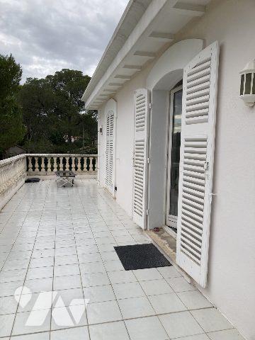 Villa dans parc arboré avec piscine