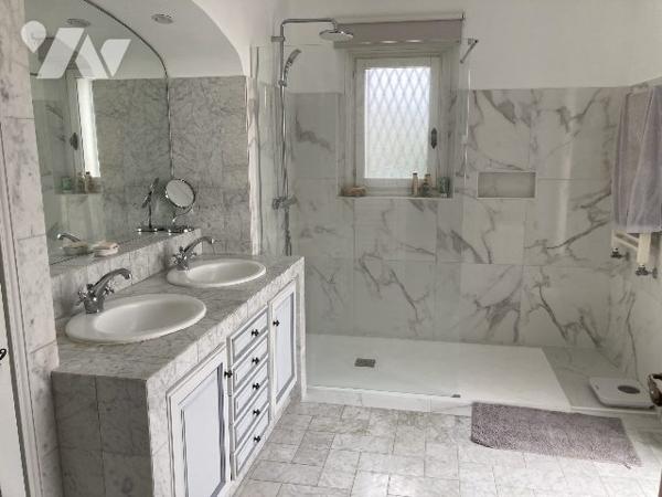 Villa dans parc arboré avec piscine