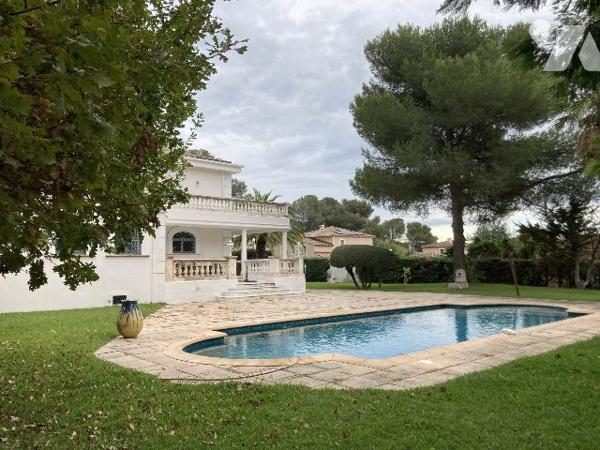 Villa dans parc arboré avec piscine