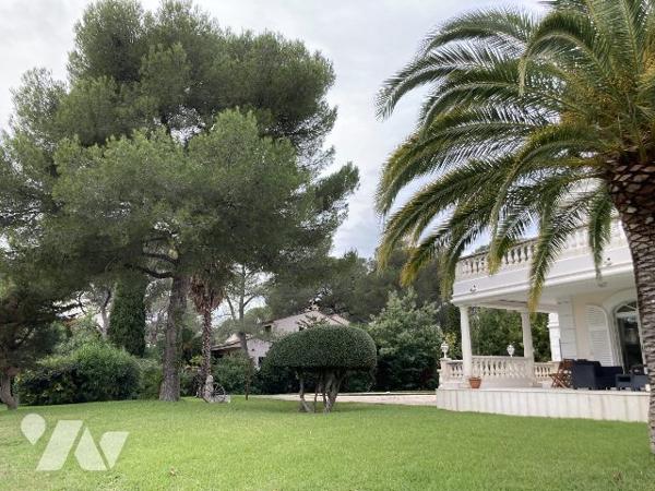 Villa dans parc arboré avec piscine