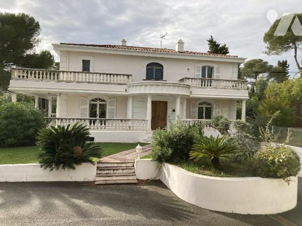 Villa dans parc arboré avec piscine