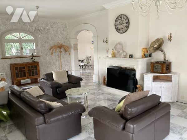 Villa dans parc arboré avec piscine