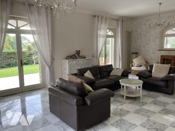 Villa dans parc arboré avec piscine