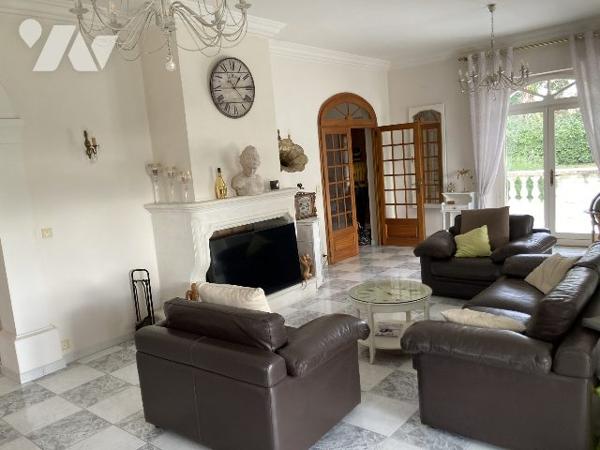 Villa dans parc arboré avec piscine