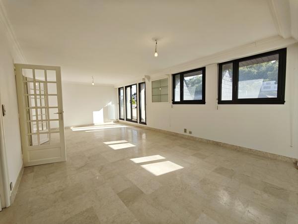 Quimper Centre Ville. Rare Appartement T3 (100 m2) au dernier Étage avec Ascenseur, Balcon & Garage.