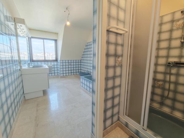 Quimper Centre Ville. Rare Appartement T3 (100 m2) au dernier Étage avec Ascenseur, Balcon & Garage.