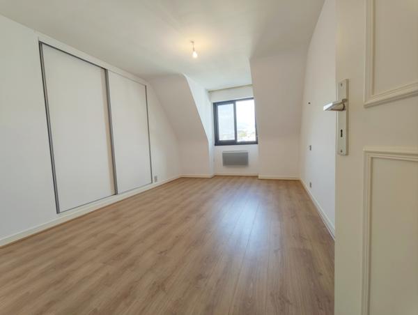Quimper Centre Ville. Rare Appartement T3 (100 m2) au dernier Étage avec Ascenseur, Balcon & Garage.