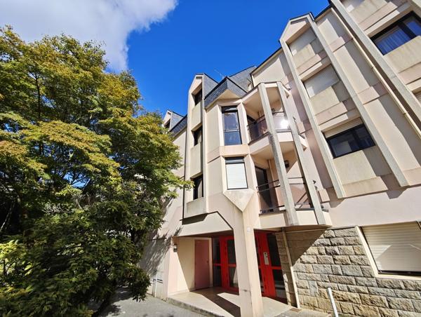 Quimper Centre Ville. Rare Appartement T3 (100 m2) au dernier Étage avec Ascenseur, Balcon & Garage.