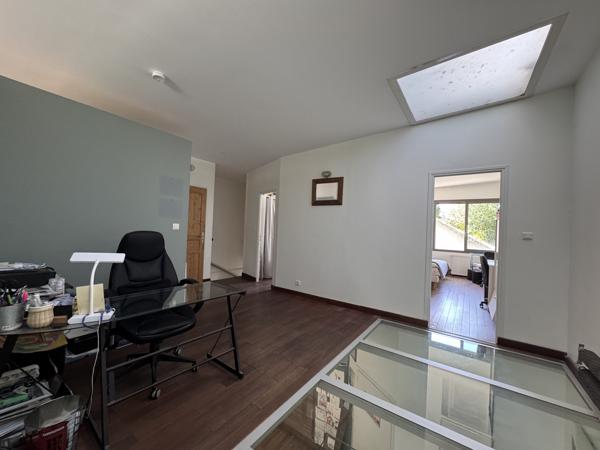 Maison
                                                                                                                                                                                                                                                                                                                        4 pièce(s)                                                                                                                                                                                                          3 chambre(s)                                                                                                                                                                                                          176  m²