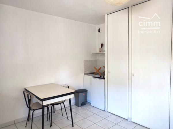 Studio non meublé. Disponible à partir du 1er août.&nbsp;