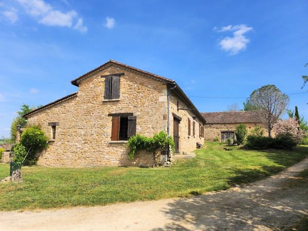 Longère en pierre avec 3 chambres - Dépendances - 2.76 hectares - proche de MONFLANQUIN (Lot-et-Garonne)