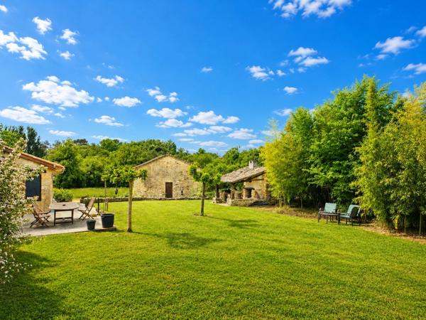Longère en pierre avec 3 chambres - Dépendances - 2.76 hectares - proche de MONFLANQUIN (Lot-et-Garonne)