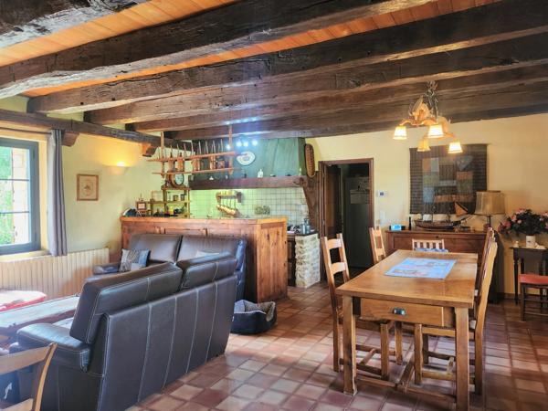 Longère en pierre avec 3 chambres - Dépendances - 2.76 hectares - proche de MONFLANQUIN (Lot-et-Garonne)