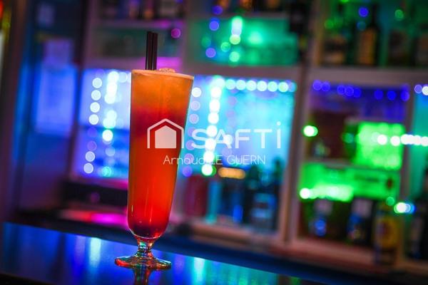 MURS COMMERCIAUX VUE SUR LE PORT