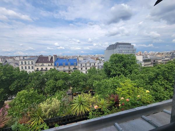 Studette avec une vue entièrement dégagée