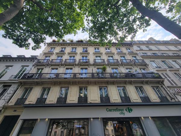 Studette avec une vue entièrement dégagée