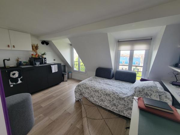 Studette avec une vue entièrement dégagée