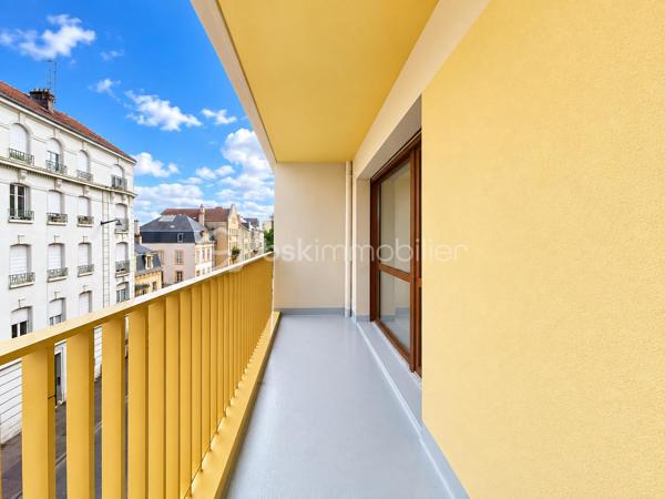 METZ // ENVIRON 50m2 // BALCON 8m2
En exclusivité, dans le quartier recherché du SABLON, découvrez cet agréable appartement 2 pièces et BALCON situé dans une résidence sécurisée et récemment rénovée.
Une base solide pour créer un cocon à votre goût, et vous constituer un vrai projet patrimonial ou un investissement locatif sûr.
 Il se définit comme suit : Une ENTREE - une PIECE DE VIE avec CUISINE équipée - une CHAMBRE - une SDB avec douche et WC- UN BALCON - Placard.

Points forts :
ASCENSEUR
Excellent DPE (C)
Electricité conforme
Secteur recherché à 10 min à pied de la GARE/MUSE et de toutes les facilités.
BALCON-CAVE

Je reste disponible avec plaisir pour tout renseignement et visites.