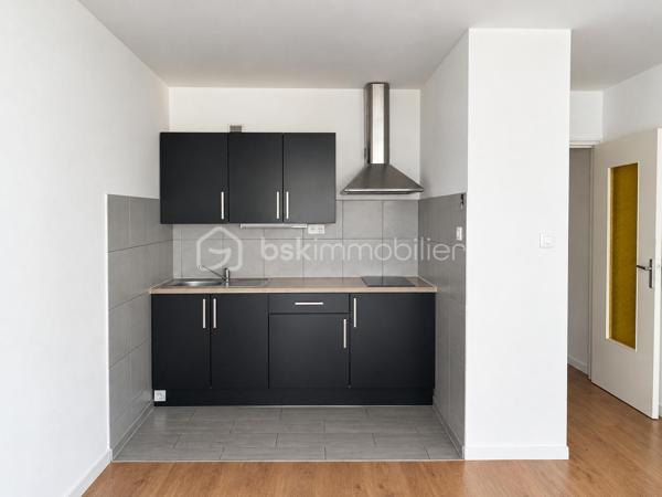 METZ // ENVIRON 50m2 // BALCON 8m2
En exclusivité, dans le quartier recherché du SABLON, découvrez cet agréable appartement 2 pièces et BALCON situé dans une résidence sécurisée et récemment rénovée.
Une base solide pour créer un cocon à votre goût, et vous constituer un vrai projet patrimonial ou un investissement locatif sûr.
 Il se définit comme suit : Une ENTREE - une PIECE DE VIE avec CUISINE équipée - une CHAMBRE - une SDB avec douche et WC- UN BALCON - Placard.

Points forts :
ASCENSEUR
Excellent DPE (C)
Electricité conforme
Secteur recherché à 10 min à pied de la GARE/MUSE et de toutes les facilités.
BALCON-CAVE

Je reste disponible avec plaisir pour tout renseignement et visites.