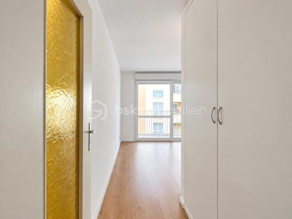 METZ // ENVIRON 50m2 // BALCON 8m2
En exclusivité, dans le quartier recherché du SABLON, découvrez cet agréable appartement 2 pièces et BALCON situé dans une résidence sécurisée et récemment rénovée.
Une base solide pour créer un cocon à votre goût, et vous constituer un vrai projet patrimonial ou un investissement locatif sûr.
 Il se définit comme suit : Une ENTREE - une PIECE DE VIE avec CUISINE équipée - une CHAMBRE - une SDB avec douche et WC- UN BALCON - Placard.

Points forts :
ASCENSEUR
Excellent DPE (C)
Electricité conforme
Secteur recherché à 10 min à pied de la GARE/MUSE et de toutes les facilités.
BALCON-CAVE

Je reste disponible avec plaisir pour tout renseignement et visites.
