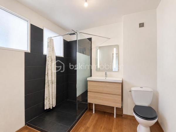 METZ // ENVIRON 50m2 // BALCON 8m2
En exclusivité, dans le quartier recherché du SABLON, découvrez cet agréable appartement 2 pièces et BALCON situé dans une résidence sécurisée et récemment rénovée.
Une base solide pour créer un cocon à votre goût, et vous constituer un vrai projet patrimonial ou un investissement locatif sûr.
 Il se définit comme suit : Une ENTREE - une PIECE DE VIE avec CUISINE équipée - une CHAMBRE - une SDB avec douche et WC- UN BALCON - Placard.

Points forts :
ASCENSEUR
Excellent DPE (C)
Electricité conforme
Secteur recherché à 10 min à pied de la GARE/MUSE et de toutes les facilités.
BALCON-CAVE

Je reste disponible avec plaisir pour tout renseignement et visites.