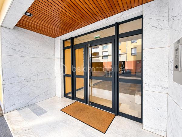 METZ // ENVIRON 50m2 // BALCON 8m2
En exclusivité, dans le quartier recherché du SABLON, découvrez cet agréable appartement 2 pièces et BALCON situé dans une résidence sécurisée et récemment rénovée.
Une base solide pour créer un cocon à votre goût, et vous constituer un vrai projet patrimonial ou un investissement locatif sûr.
 Il se définit comme suit : Une ENTREE - une PIECE DE VIE avec CUISINE équipée - une CHAMBRE - une SDB avec douche et WC- UN BALCON - Placard.

Points forts :
ASCENSEUR
Excellent DPE (C)
Electricité conforme
Secteur recherché à 10 min à pied de la GARE/MUSE et de toutes les facilités.
BALCON-CAVE

Je reste disponible avec plaisir pour tout renseignement et visites.