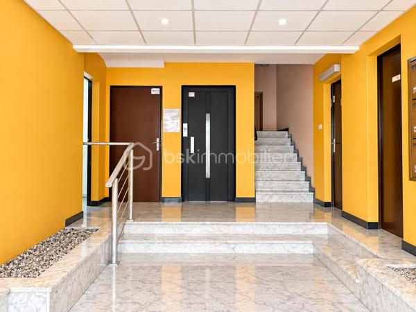 METZ // ENVIRON 50m2 // BALCON 8m2
En exclusivité, dans le quartier recherché du SABLON, découvrez cet agréable appartement 2 pièces et BALCON situé dans une résidence sécurisée et récemment rénovée.
Une base solide pour créer un cocon à votre goût, et vous constituer un vrai projet patrimonial ou un investissement locatif sûr.
 Il se définit comme suit : Une ENTREE - une PIECE DE VIE avec CUISINE équipée - une CHAMBRE - une SDB avec douche et WC- UN BALCON - Placard.

Points forts :
ASCENSEUR
Excellent DPE (C)
Electricité conforme
Secteur recherché à 10 min à pied de la GARE/MUSE et de toutes les facilités.
BALCON-CAVE

Je reste disponible avec plaisir pour tout renseignement et visites.