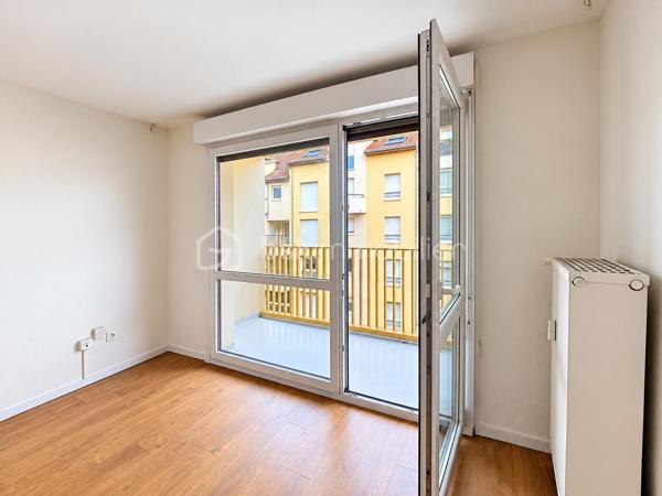 METZ // ENVIRON 50m2 // BALCON 8m2
En exclusivité, dans le quartier recherché du SABLON, découvrez cet agréable appartement 2 pièces et BALCON situé dans une résidence sécurisée et récemment rénovée.
Une base solide pour créer un cocon à votre goût, et vous constituer un vrai projet patrimonial ou un investissement locatif sûr.
 Il se définit comme suit : Une ENTREE - une PIECE DE VIE avec CUISINE équipée - une CHAMBRE - une SDB avec douche et WC- UN BALCON - Placard.

Points forts :
ASCENSEUR
Excellent DPE (C)
Electricité conforme
Secteur recherché à 10 min à pied de la GARE/MUSE et de toutes les facilités.
BALCON-CAVE

Je reste disponible avec plaisir pour tout renseignement et visites.