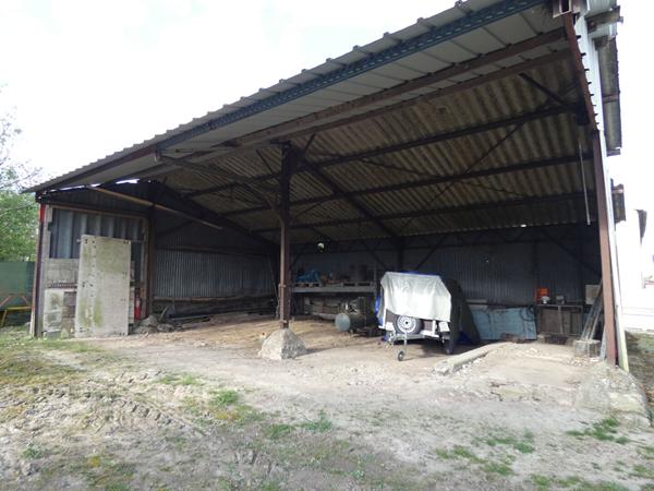 Terrain de 1 000 m² avec Mobil home, 2 hangars Outarville