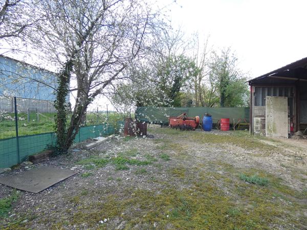 Terrain de 1 000 m² avec Mobil home, 2 hangars Outarville