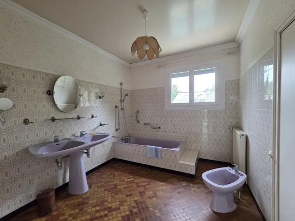 A VENDRE ELEGANTE DEMEURE FAMILIALE AVEC APPARTEMENT INDEPEN