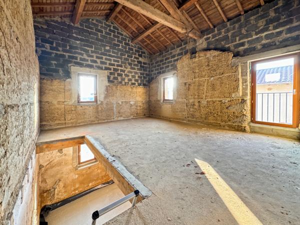 Sainte-Euphémie (01600) Plateau Duplex avec Jardin à Aménager - Hyper Centre Village